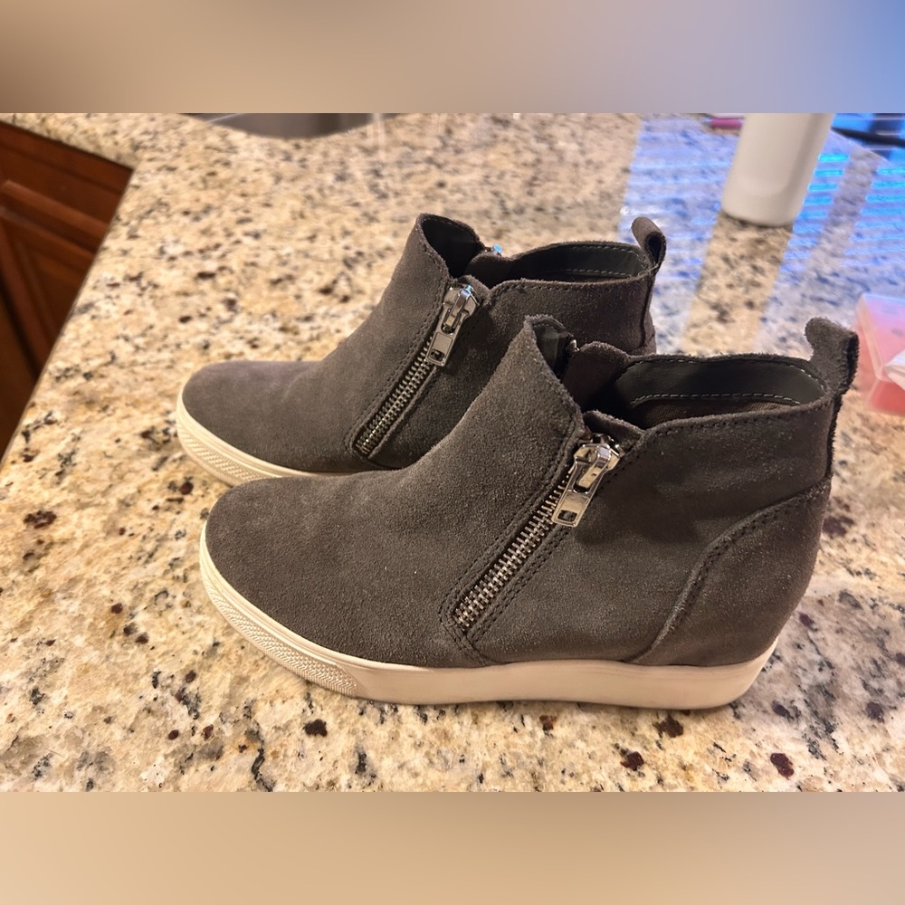 Steve Madden Wedge Hightop with Zippers. Women’s, gray, size 7.5.